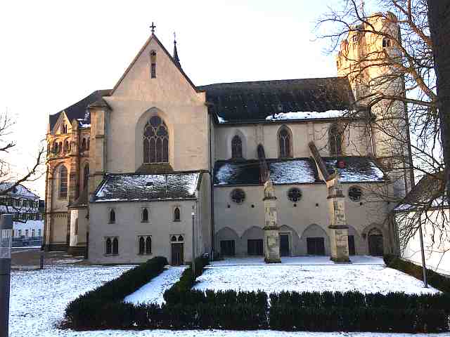 Foto der Hecken, die den damaligen Kreuzgang markieren