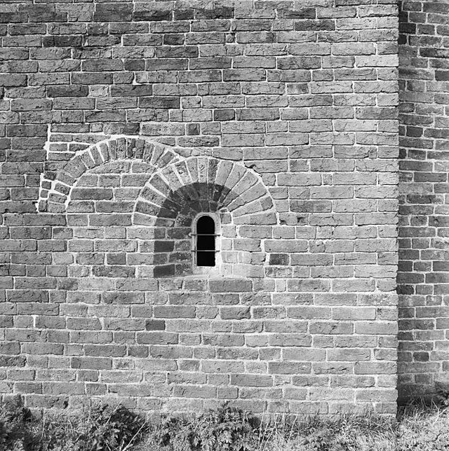 Bild eines kleinen Mauerfensters